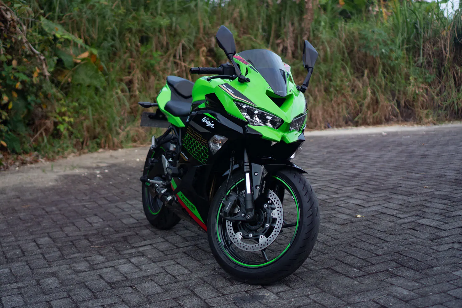 Kawasaki Ninja ZX25R 4 cylinders 2