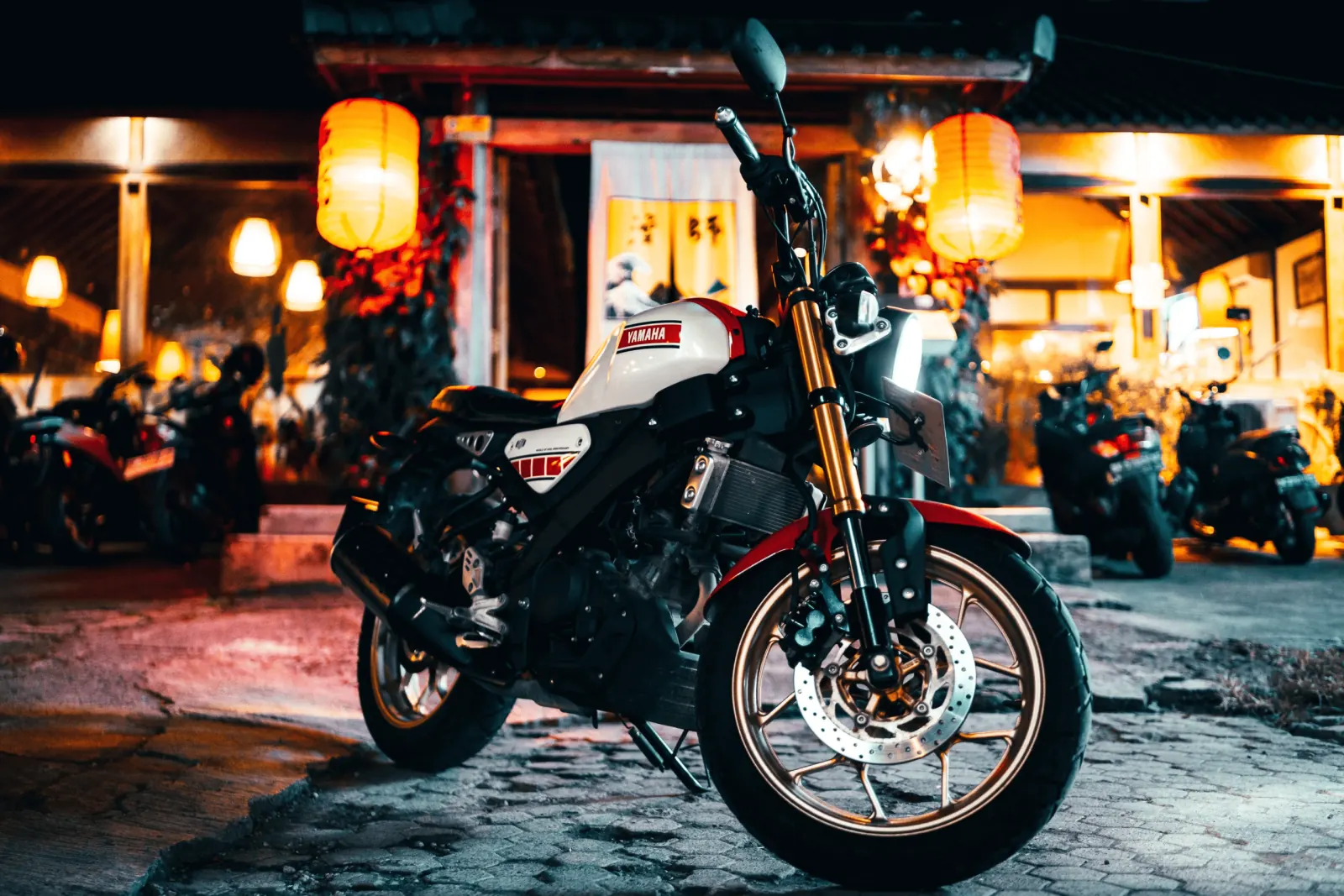 Yamaha XSR 155 60th White 1